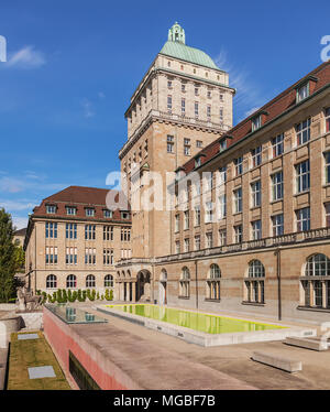 Zürich, Schweiz - 13. Oktober, 2013: das Hauptgebäude der Universität Zürich. Die Universität Zürich in der Stadt Zürich gelegen, ist das Stockfoto