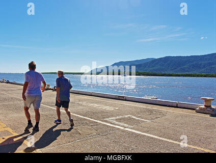 Cairns Cruise Liner Terminal Revier wharf Wanderer Stockfoto