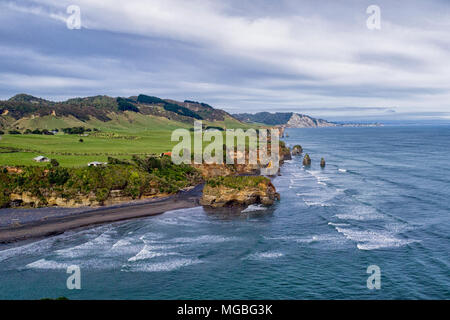 Taranaki Küste, drei Schwestern und Elephant Rock. Der Gipfel des Mount Taranaki ist sichtbar auf der rechten Seite. Neuseeland Stockfoto