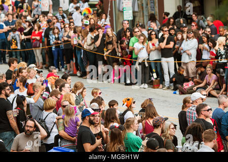 Hunderte von Zuschauern säumen die Parade Route, wie sie für den Start der Little Five Points Halloween Parade am 15. Oktober 2016 in Atlanta, GA warten. Stockfoto