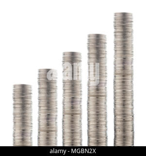 Münzen stapeln isoliert auf weißem Stockfoto