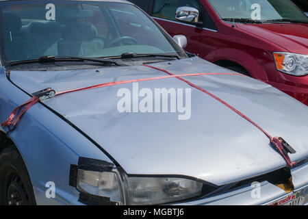 Haube (Motorhaube) von Mitte der 90er Jahre vintage Toyota Camry statt auf durch Sie. Stockfoto