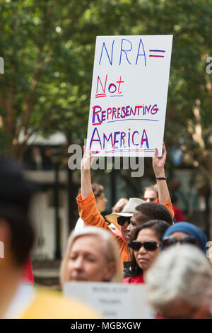 Eine Frau hält ein Schild mit der Aufschrift "Nra = Nicht für Amerika' an einem mammen Nachfrage Aktion anti-gun Rally am 29. April 2017 in Atlanta, GA. Stockfoto