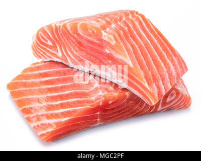 Frische rohe Lachsfilets auf weißem Hintergrund. Stockfoto