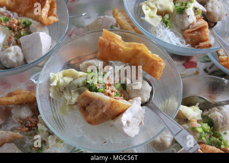 Einfache Fleischbällchen aus Indonesien mit Fleischbällchen, Tofu gefüllt mit Fleisch, Knödeln, gebratenen Knödeln, gelben Nudeln und Soße Stockfoto
