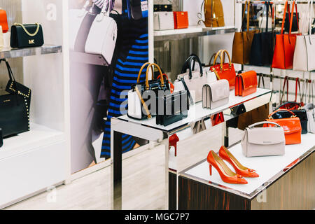 Lissabon, Portugal - 15. AUGUST 2017: Luxuriöse Frau Kleidung und Accessoires zum Verkauf In Fashion Store Stockfoto