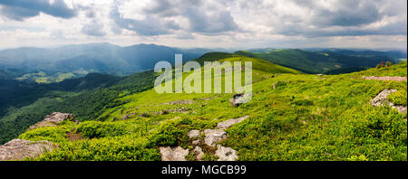 Panorama von großer Karpaten wasser Division Ridge. schönen Sommer Querformat von Lemberg und transkarpatien Regionen der Ukraine von Berg Pikui Stockfoto