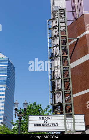 Broadway Zeichen in Portland Oregon Stockfoto