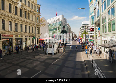 Berlin, Deutschland - 17. Mai 2017: Touristen am Checkpoint Charlie. ehemaligen Berliner Mauer Grenzübergang zwischen Ost und West während des Kalten Stockfoto