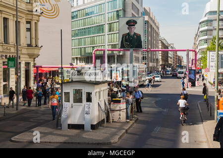 Berlin, Deutschland - 17. Mai 2017: Touristen am Checkpoint Charlie. ehemaligen Berliner Mauer Grenzübergang zwischen Ost und West während des Kalten Stockfoto