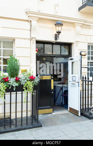 London, Großbritannien, 13. Mai 2015: Die offene Bühne Tür des Theatre Royal Haymarket in London's Theatre District. Stockfoto