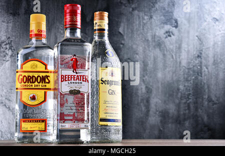 POZNAN, Polen - Mar 30, 2018: Flaschen in der populären globalen Marken: Gordons, Gin Beefeater und Seagram Stockfoto