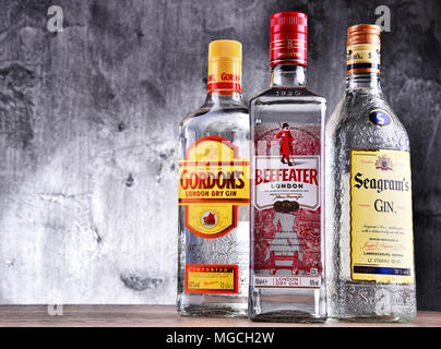 POZNAN, Polen - Mar 30, 2018: Flaschen in der populären globalen Marken: Gordons, Gin Beefeater und Seagram Stockfoto