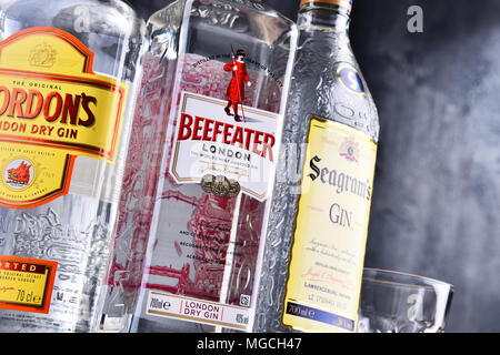 POZNAN, Polen - Mar 30, 2018: Flaschen in der populären globalen Marken: Gordons, Gin Beefeater und Seagram Stockfoto