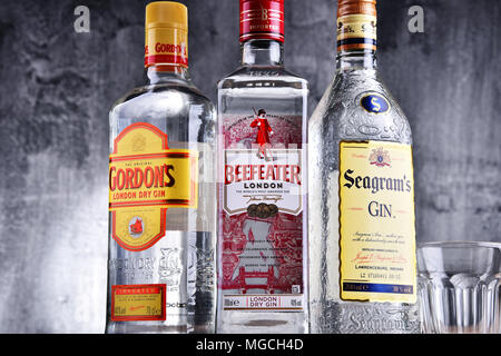 POZNAN, Polen - Mar 30, 2018: Flaschen in der populären globalen Marken: Gordons, Gin Beefeater und Seagram Stockfoto