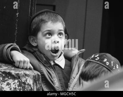 Junge Jüdische junge tragen Kippa, mit entsetzten Ausdruck, den Mund offen, Schwarz und Weiß, New York City, USA Stockfoto