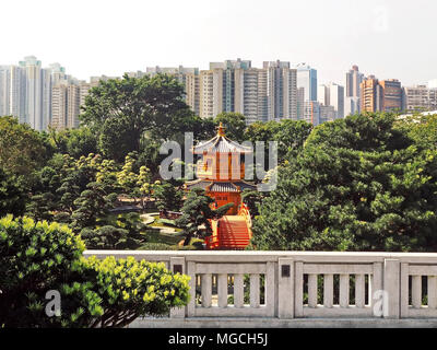 Der wunderschöne goldene Pavillon in Nan Lian Garden at Chi Lin Nunnery Tempel, Hongkong Stockfoto