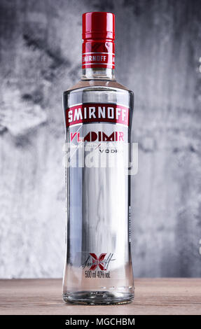 POZNAN, Polen - Mar 30, 2018: Flasche Smirnoff, eine Marke der Wodka von der englischen Firma Diageo produziert. In Moskau von Pjotr Arsenievich Smi gegründet Stockfoto