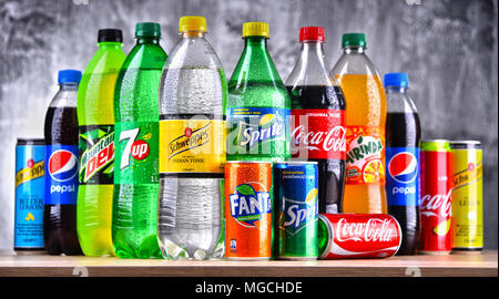 POZNAN, Polen - Apr 6, 2018: Flaschen global Soft drink Marken einschließlich Produkte von Coca Cola Company und Pepsico Stockfoto