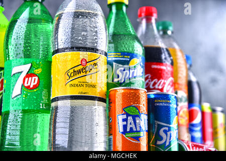 POZNAN, Polen - Apr 6, 2018: Flaschen global Soft drink Marken einschließlich Produkte von Coca Cola Company und Pepsico Stockfoto