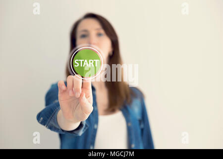 Junge Frau designer Berühren virtuellen Button starten. Neue beginnt, Business Konzept Stockfoto