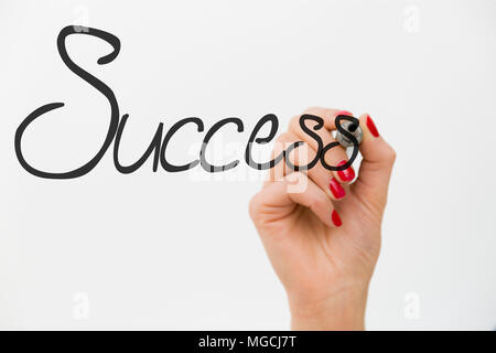 Woman's Hand zeichnen das Wort Erfolg, auf weißem Hintergrund Stockfoto