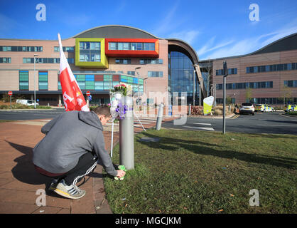 Ein Mann stellt eine Hommage außerhalb Alder Hey Children's Hospital in Liverpool, nach dem Tod des 23 Monate alten, Alfie Evans, der im Krankenhaus behandelt wurde. Stockfoto