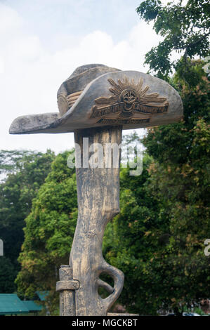 Australischen Streitkräfte (AIF) Denkmal in der Form einer australischen Armee slouch Mütze, Sandakan, Malaysian Borneo Stockfoto