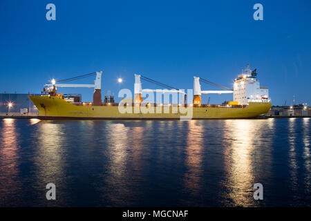 Großes Containerschiff mit Kränen in den Abend in der Coenhaven Hafen Amsterdam in den Niederlanden. Stockfoto