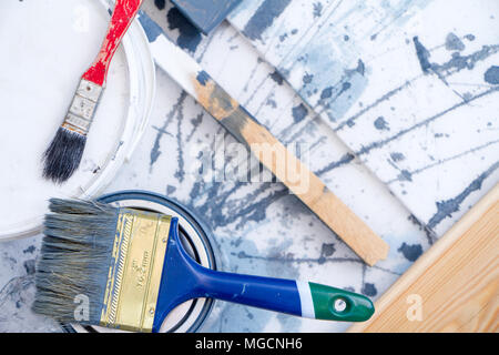 Malerei Produkte aus Holz mit Bürsten und grauen Farbe das Haus zu reparieren. Selektive konzentrieren. Es gibt einen kostenlosen Platz für Text. Stockfoto