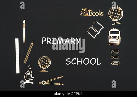 Das Konzept der Schule, text Grundschule mit Schulmaterial Spanplatte Miniaturen auf Tafel platziert Stockfoto