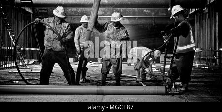 Arbeitnehmer konkrete Platzierung in der Nacht in der Montague Graben der BART ins Silicon Valley Berryessa Nebenstelle in Milpitas, Kalifornien (Schwarz und Weiß) Stockfoto