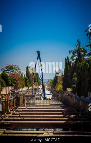 Das Pumpen von Beton für die hostetter Graben auf der BART ins Silicon Valley Berryessa Erweiterung Projekt in San Jose, Kalifornien Stockfoto