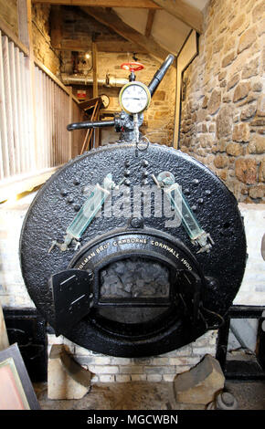 Cornwall, Großbritannien - 8 April 2018: Kohle Kessel in einem zinnmine Pumpstation abgefeuert, mit Manometer. Stockfoto