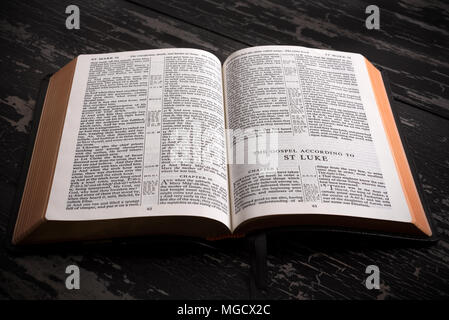 Die King James Bibel (Public Domain) öffnen, um das Buch von Luke im Neuen Testament Stockfoto