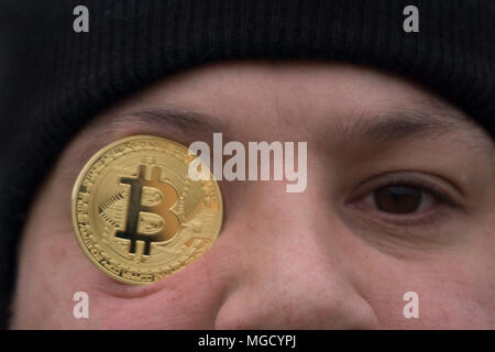 Ein ernster Mann mit bitcoin (Neues virtuelles Geld) Stockfoto