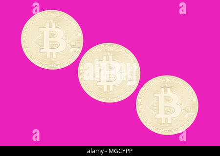 Cryptocurrency physischen Golden bitcoin Münze. Bitcoin, goldene Bitcoin, gelb Bitcoin in rosa Papier Hintergrund Stockfoto