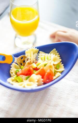 Gesunde Ernährung Konzept mit Farfalle Nudeln mit Gemüse als perfektes italienisches Abendessen für Kinder Stockfoto
