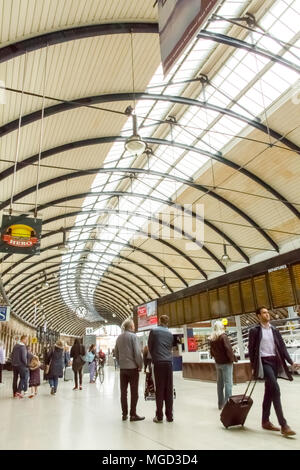 Newcastle/Großbritannien - 25. Mai 2015: Das Glas Decke über dem Titel in Newcastle Central Railway Station in England. Stockfoto