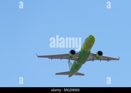 Nowosibirsk, Russland - 27. April 2018: Airbus A 320-271 N VQ-BCH S7 Airlines nach dem Start in Tolmachevo International Airport. Stockfoto