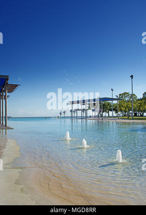 Cairns Esplanade öffentliches Schwimmbad Lagune am Rand des Great Barrier Reef in Queensland, Australien Stockfoto