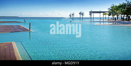 Cairns Esplanade öffentliches Schwimmbad Lagune am Rand des Great Barrier Reef in Queensland, Australien Stockfoto