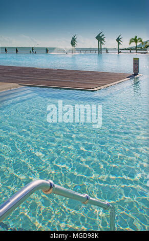 Cairns Esplanade öffentliches Schwimmbad Lagune am Rand des Great Barrier Reef in Queensland, Australien Stockfoto