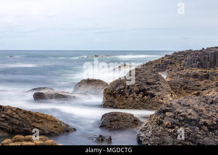 Antrim/N. Irland - 30. Mai 2015: Giant's Causeway, ein Wunder der Natur durch vulkanische, Sechskant basalt Rock ins Meer fließt. Antrim. Stockfoto