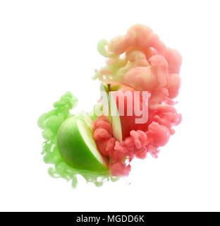 Rote und grüne Äpfel auf Tinte auf weißem Hintergrund Stockfoto