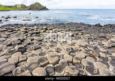 Antrim/N. Irland - 30. Mai 2015: Giant's Causeway, ein Wunder der Natur durch vulkanische, Sechskant basalt Rock ins Meer fließt. Antrim. Stockfoto