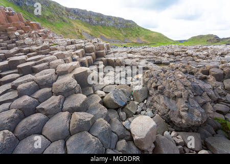 Antrim/N. Irland - 30. Mai 2015: Giant's Causeway, ein Wunder der Natur durch vulkanische, sechskant Basalt in den Ozean in Co Antrim fließende produziert. Stockfoto