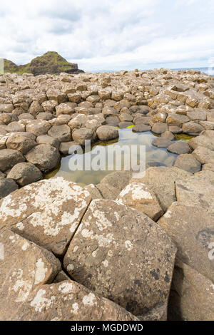 Antrim/N. Irland - 30. Mai 2015: Giant's Causeway, ein Wunder der Natur durch vulkanische, sechskant Basalt in den Ozean in Co Antrim fließende produziert. Stockfoto