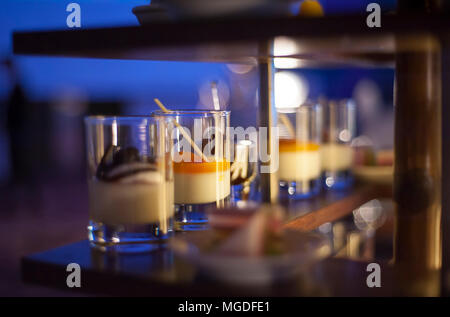 Luxus süße Nachspeise und gemischte Früchte in Dinner Party Stockfoto