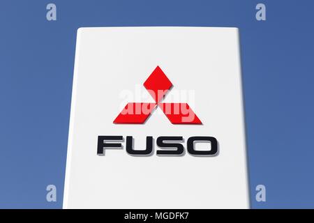 Tilst, Dänemark - 20 April, 2018: Mitsubishi Fuso Logo auf einem Panel. Die Mitsubishi Fuso Corporation ist ein Hersteller von Lkw und Bussen Stockfoto